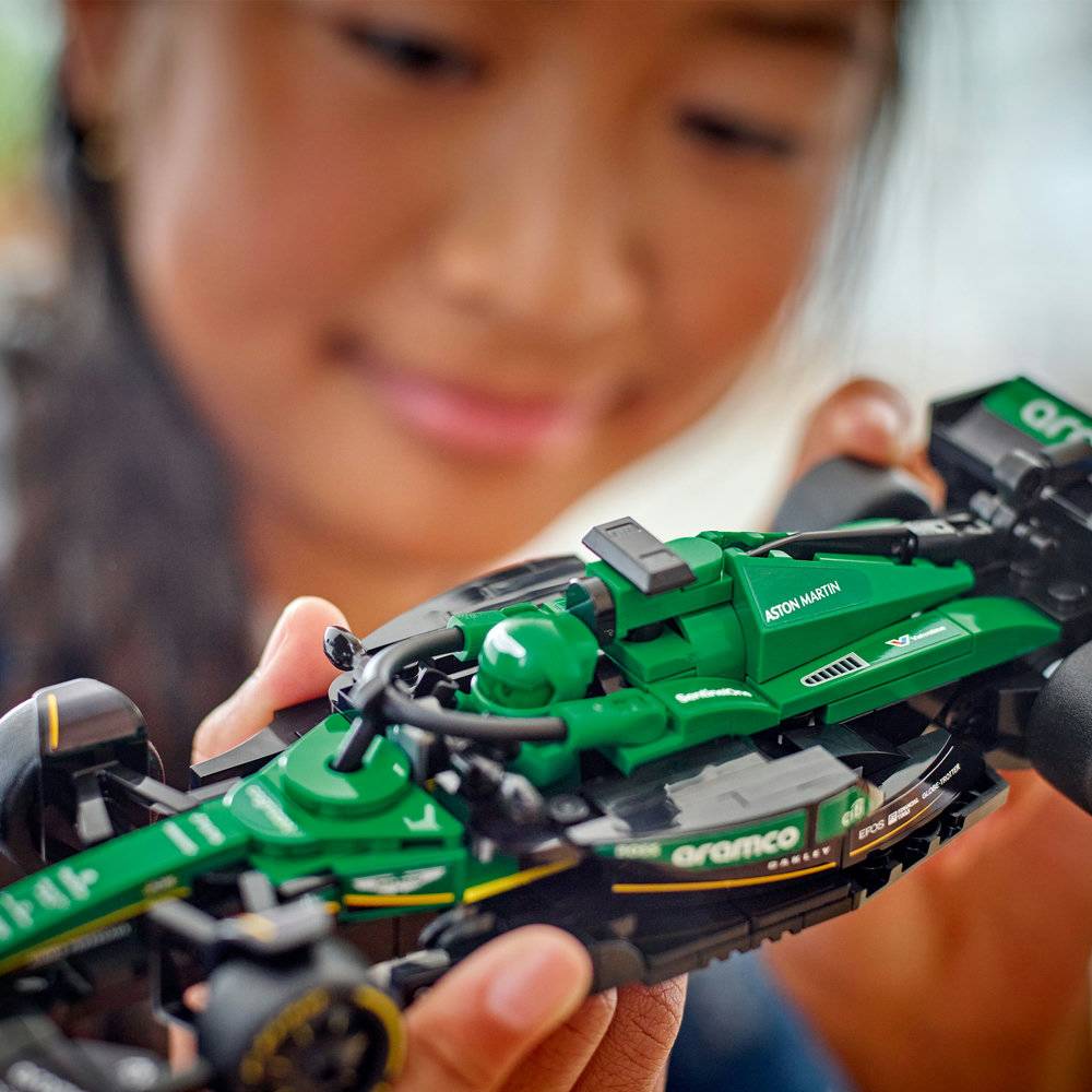 LEGO Speed Champions: Carro de Corrida Aston Martin Aramco F1® AMR24 | Idades 10+ | 269 Peças | Item 77245
