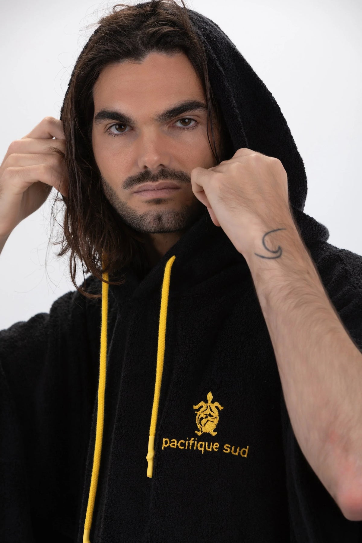 Poncho de Surf Pacifique Sud em Tencel com Mangas – Preto, Tamanho Único