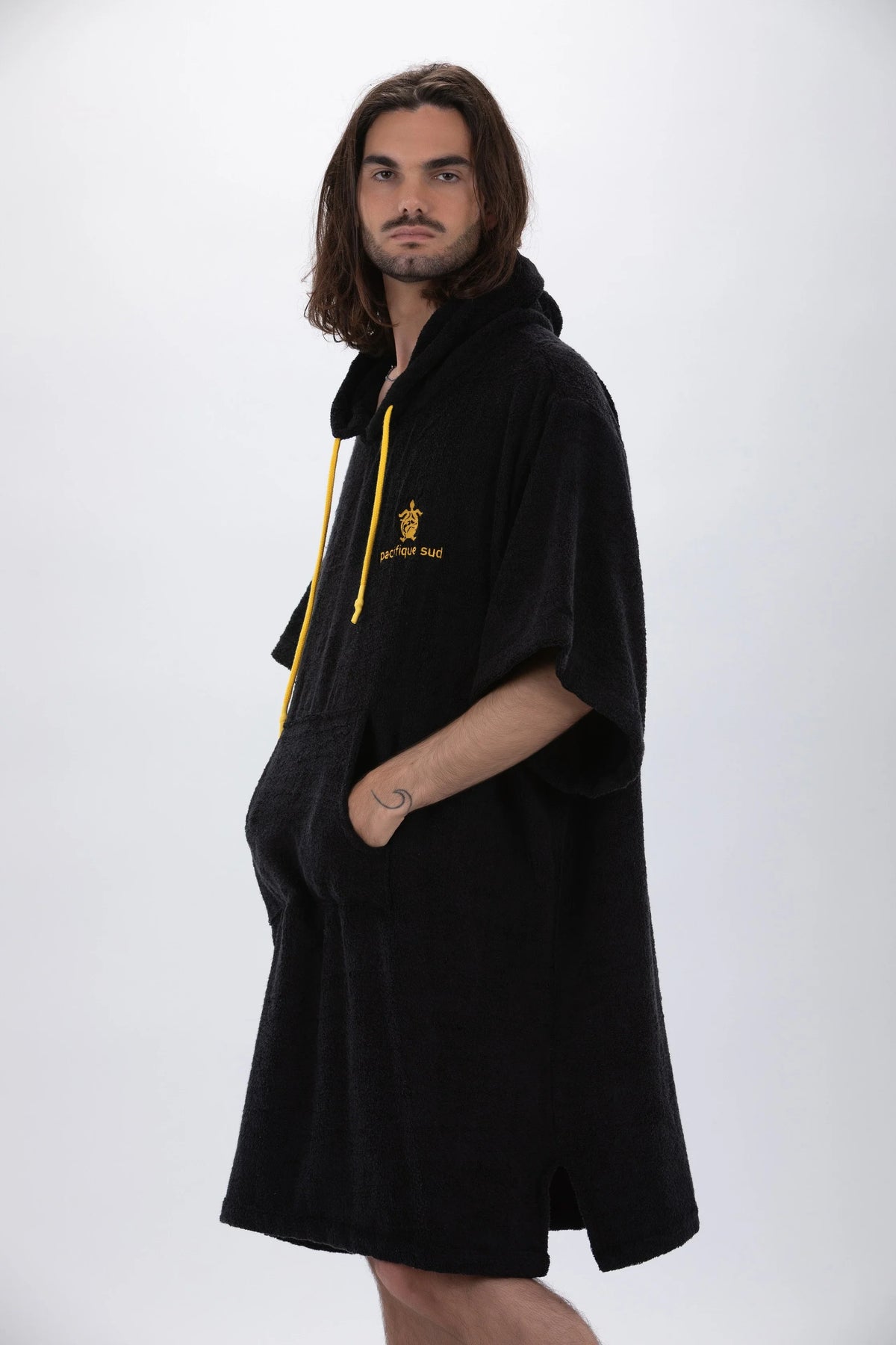 Poncho de Surf Pacifique Sud em Tencel com Mangas – Preto, Tamanho Único