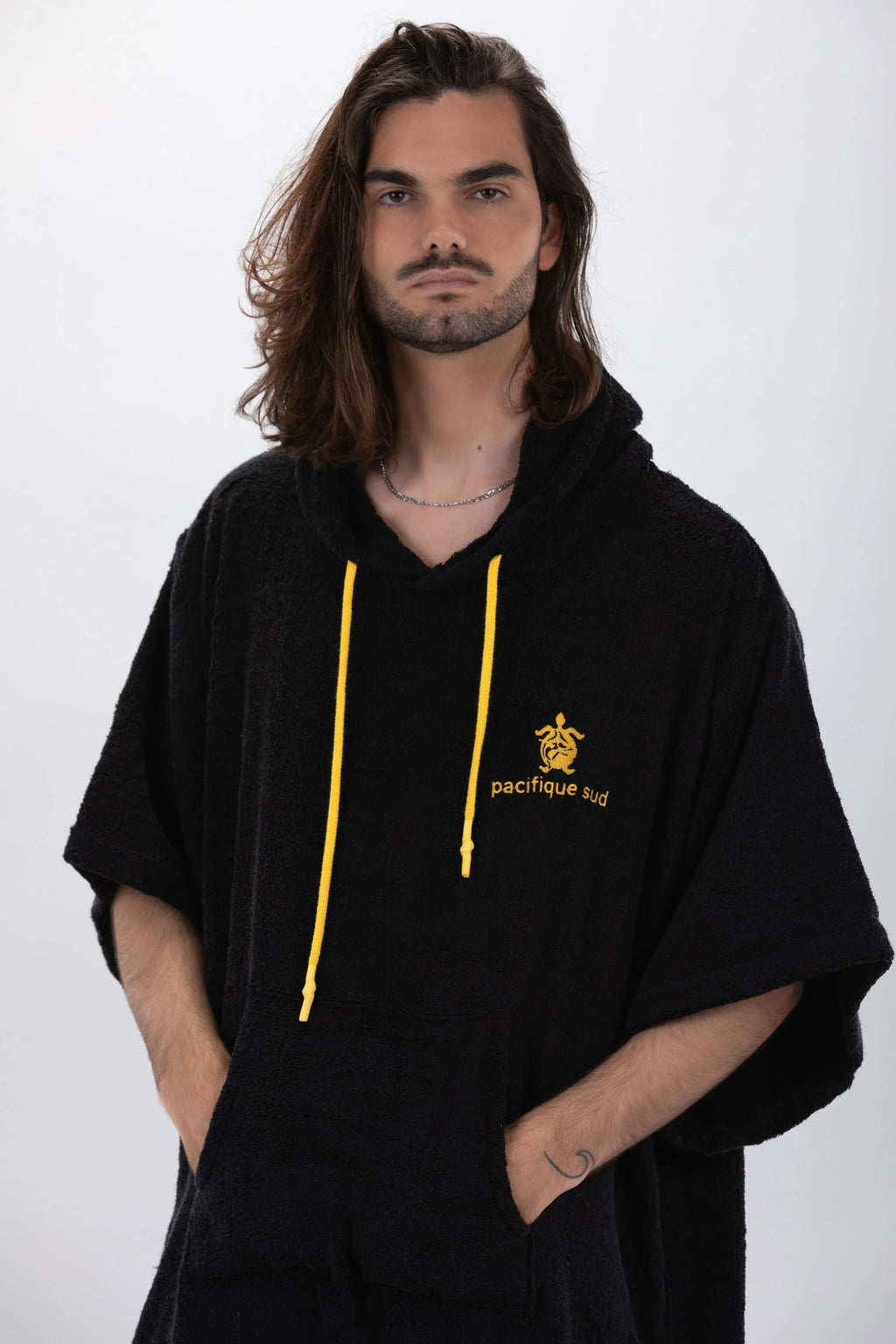 Poncho de Surf Pacifique Sud em Tencel com Mangas – Preto, Tamanho Único
