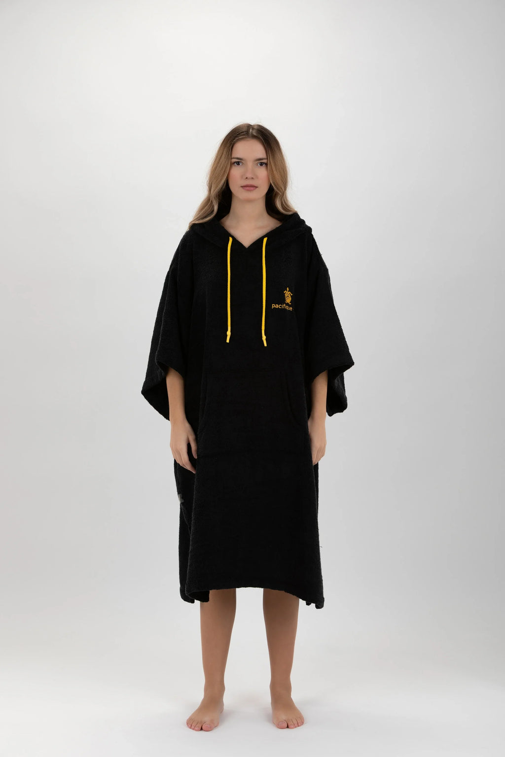 Poncho de Surf Pacifique Sud em Tencel com Mangas – Preto, Tamanho Único