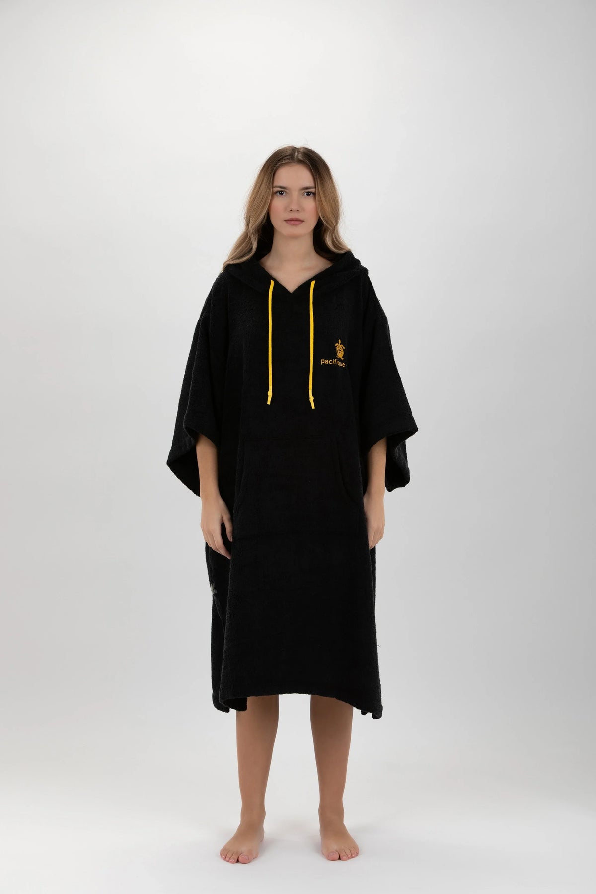 Poncho de Surf Pacifique Sud em Tencel com Mangas – Preto, Tamanho Único