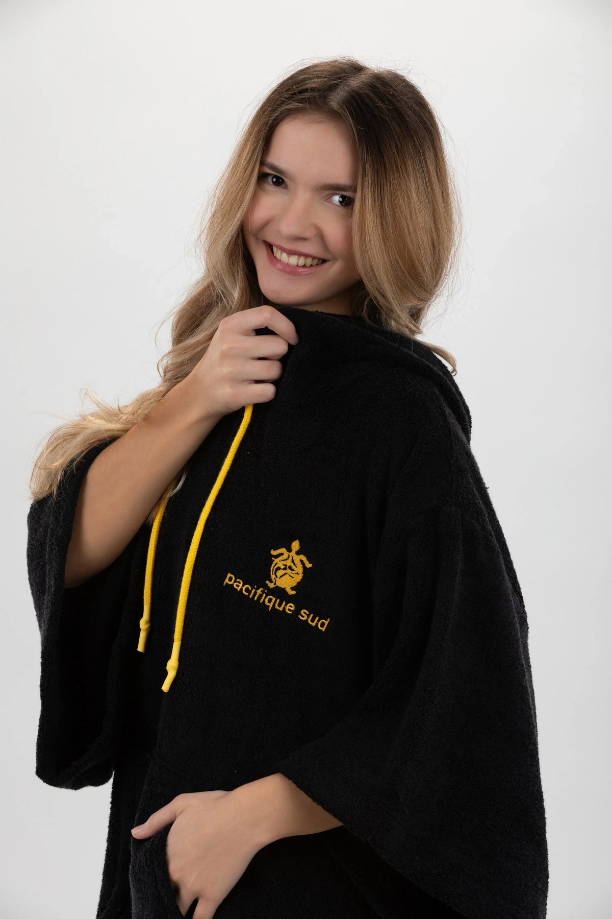 Poncho de Surf Pacifique Sud em Tencel com Mangas – Preto, Tamanho Único