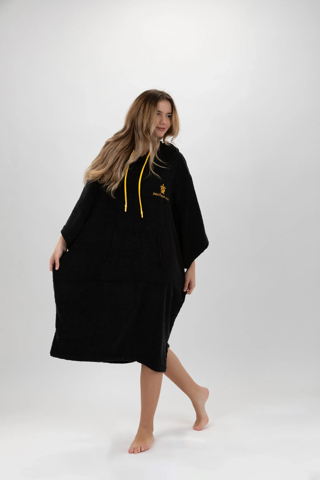 Poncho de Surf Pacifique Sud em Tencel com Mangas – Preto, Tamanho Único