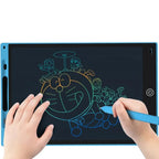Criança a desenhar com a caneta no quadro de desenho LCD azul