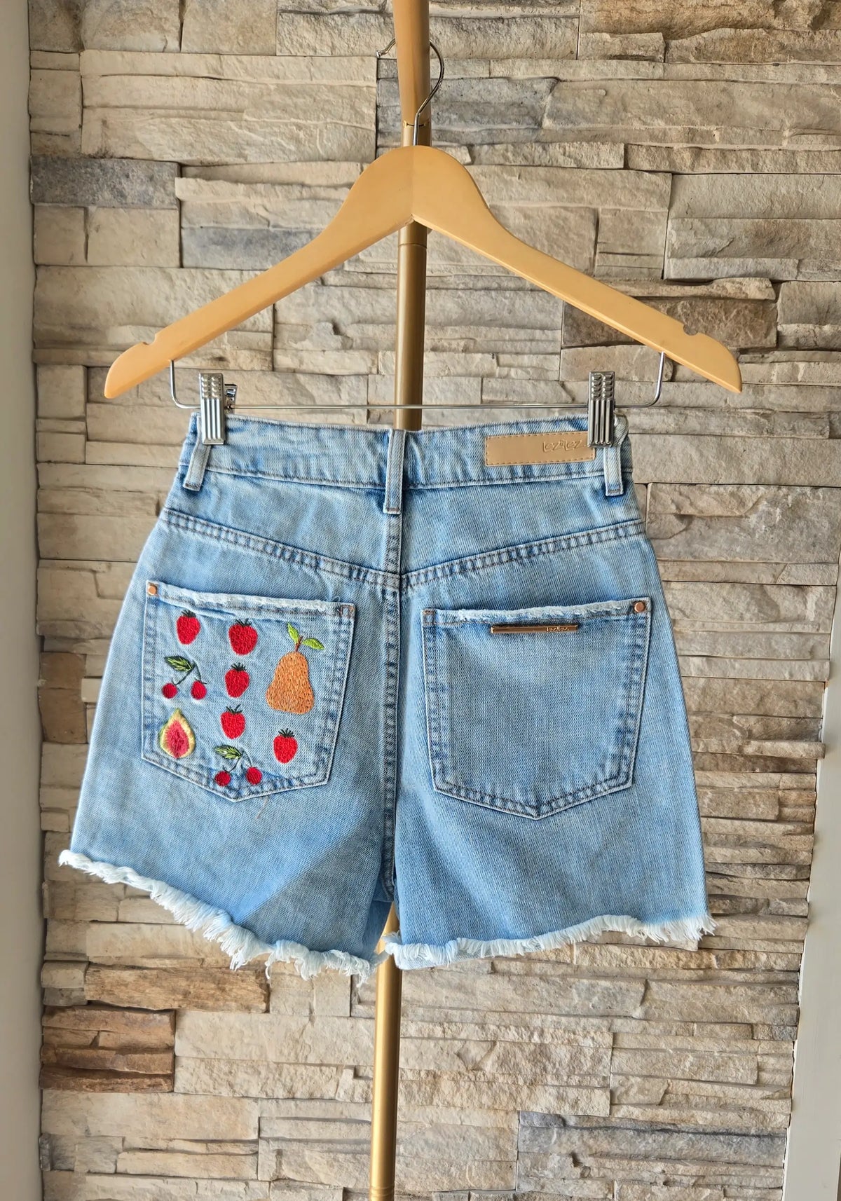 Calções Curtos de Ganga com Bordados de Fruta – Azul-claro