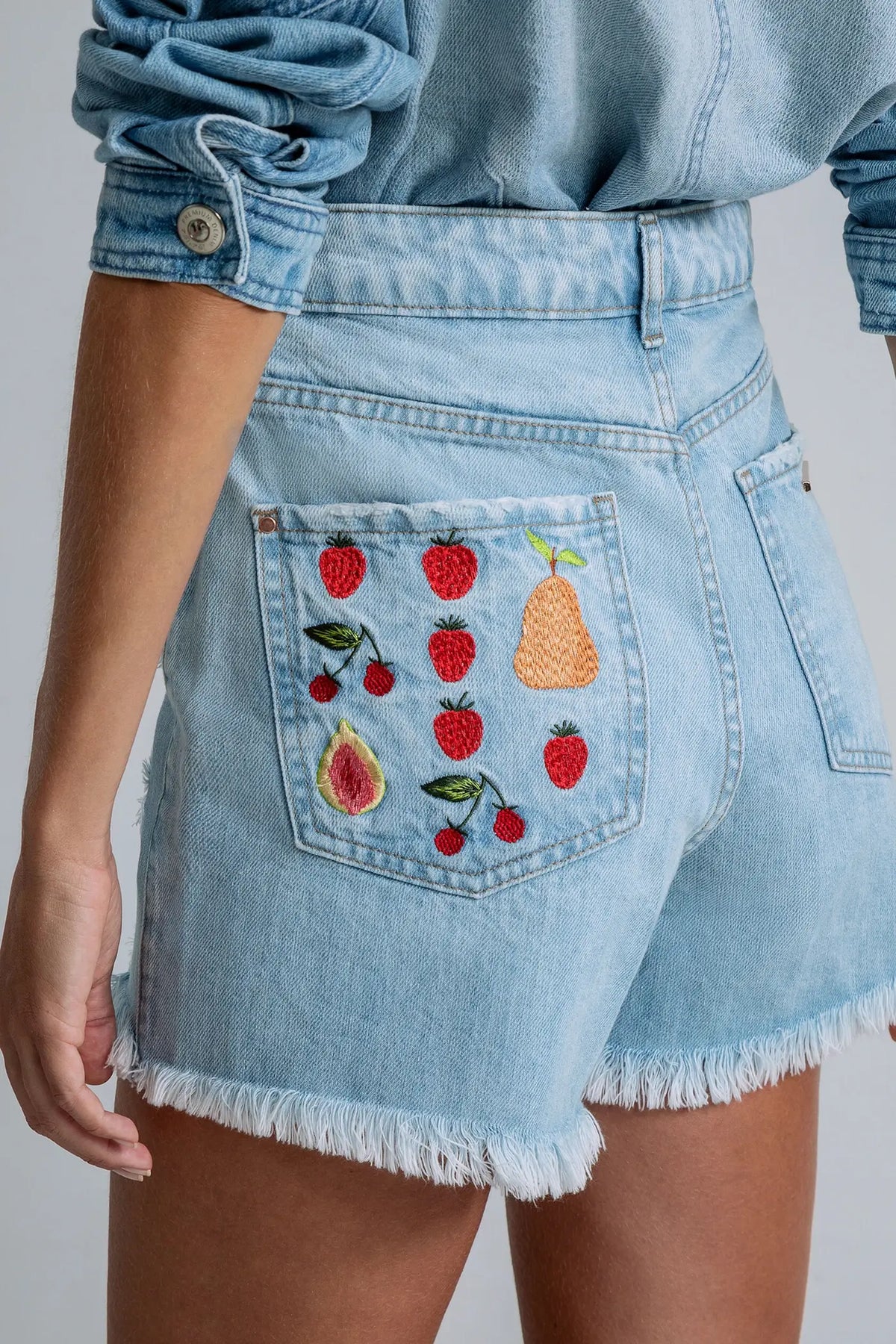 Calções Curtos de Ganga com Bordados de Fruta – Azul-claro